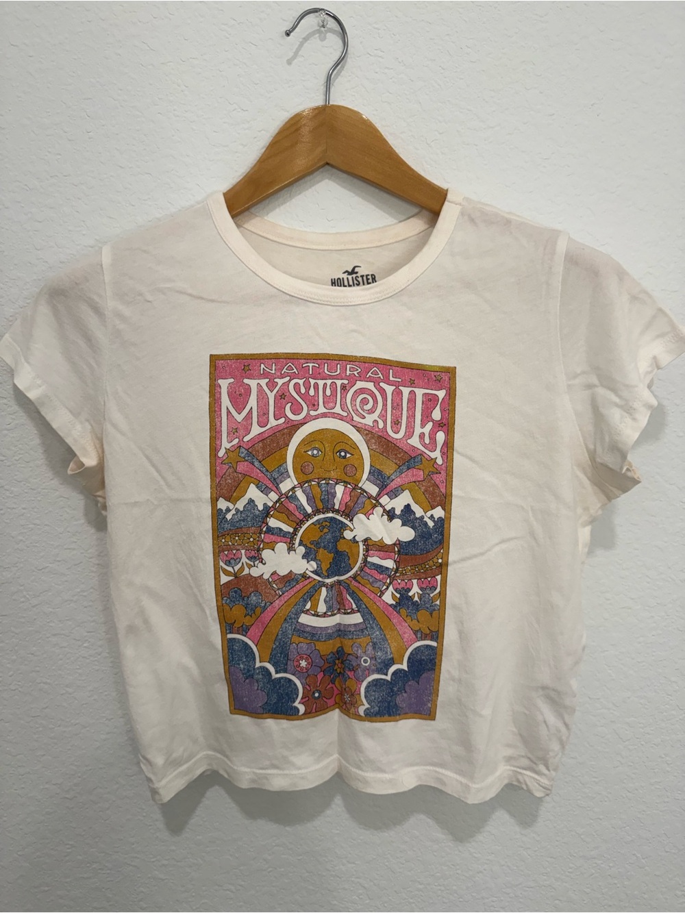 Hollister Natural Mystique Graphic Crop Tee Medium